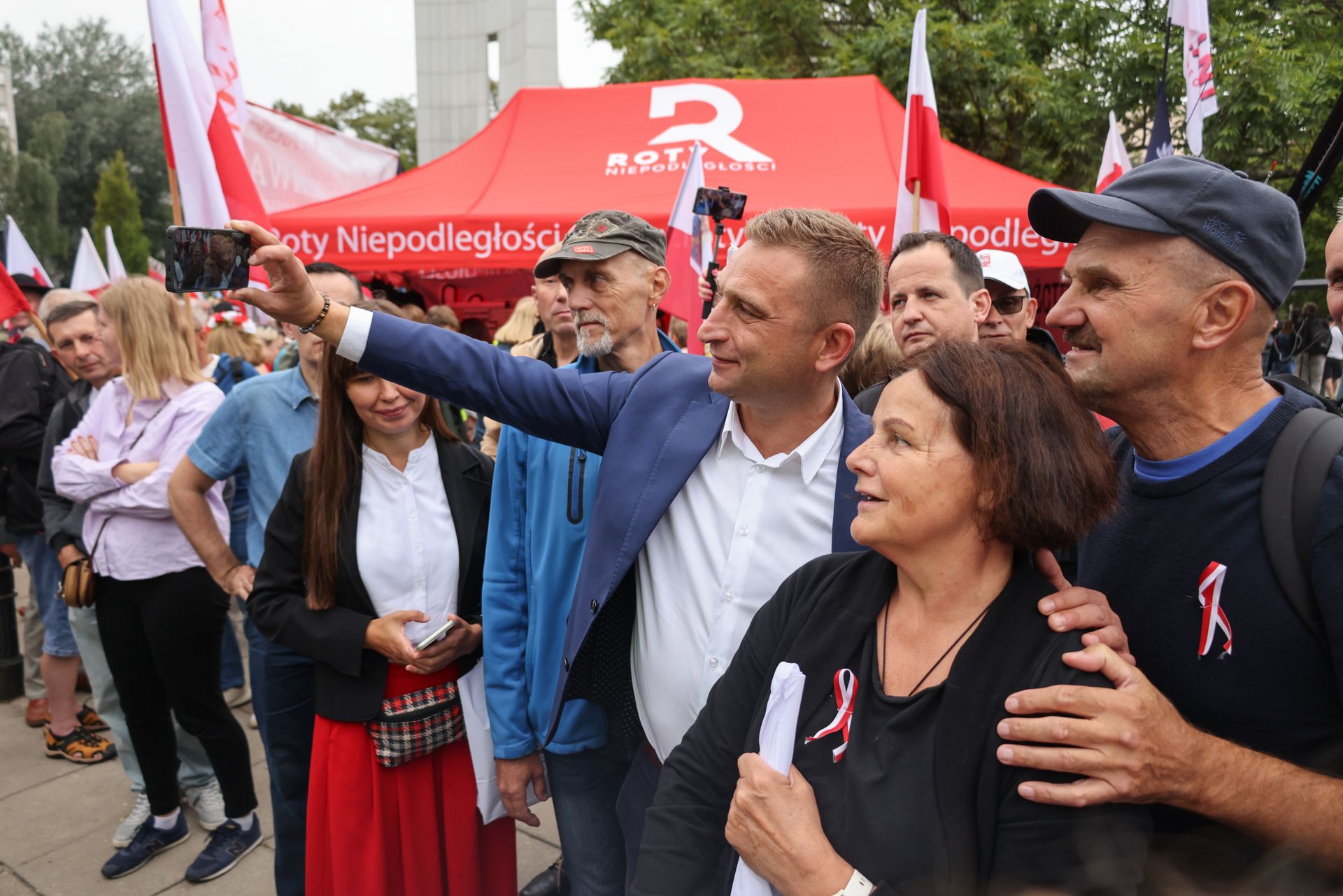 Zwolennicy Karola Nawrockiego manifestują przed Sejmem. W tłumie Robert Bąkiewicz