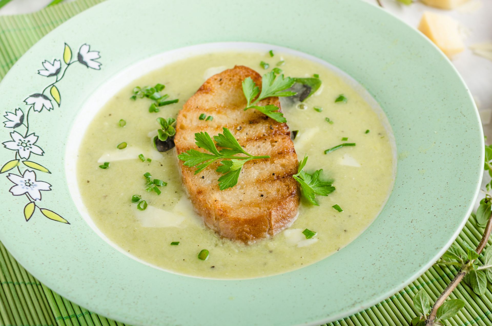 Ulubiona zupa Francuzów. Latem serwują na zimno, jesienią podgrzewają i posypują serem