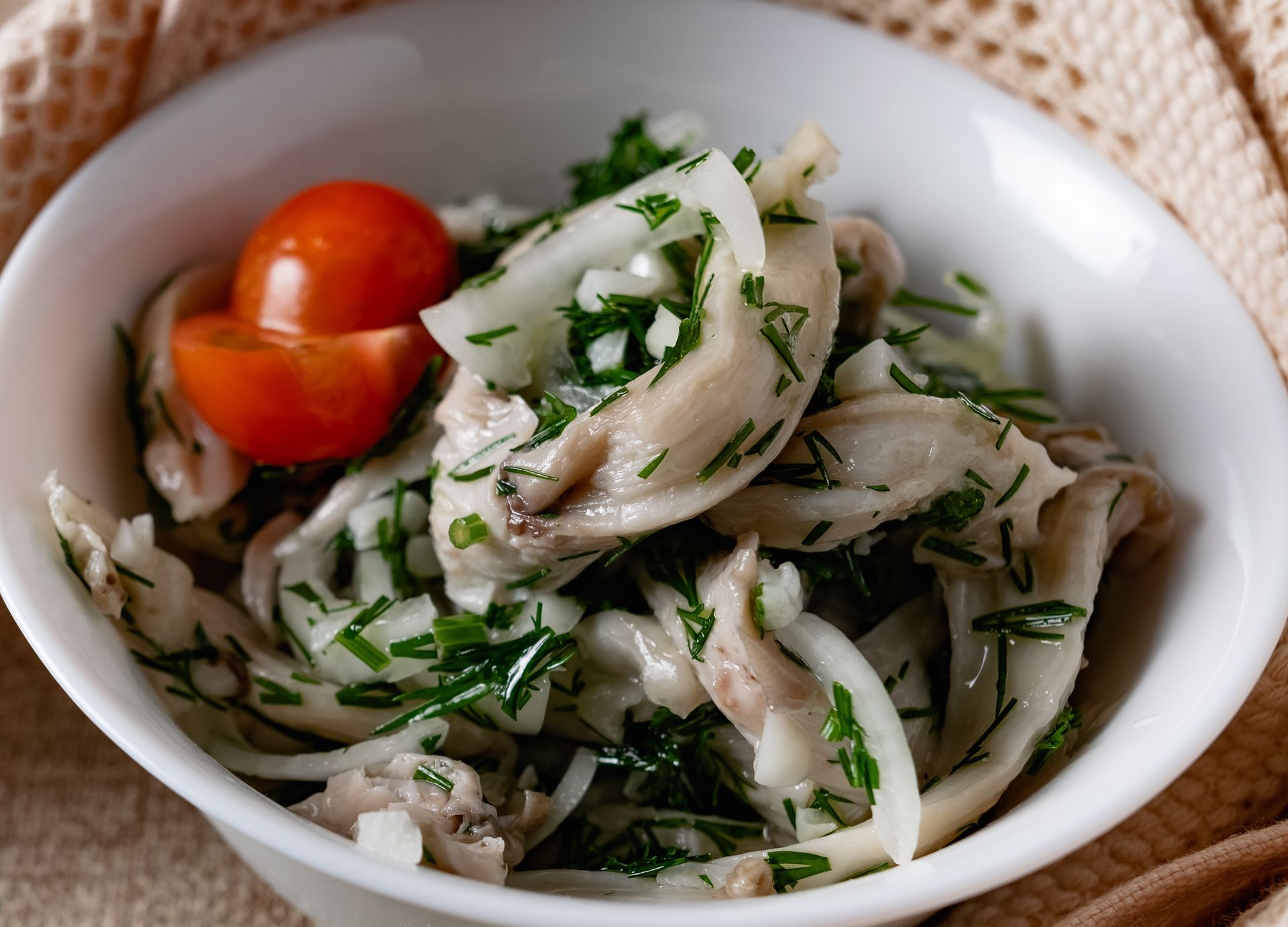 Zamiast śledzi na wigilijnym stole stawiam inny produkt. Idealnie pasuje do octowej zalewy