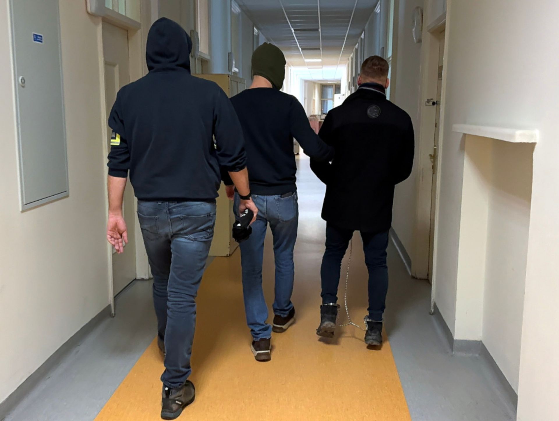 Zaparkował tuż obok radiowozu. Miał bagażnik pełen narkotyków