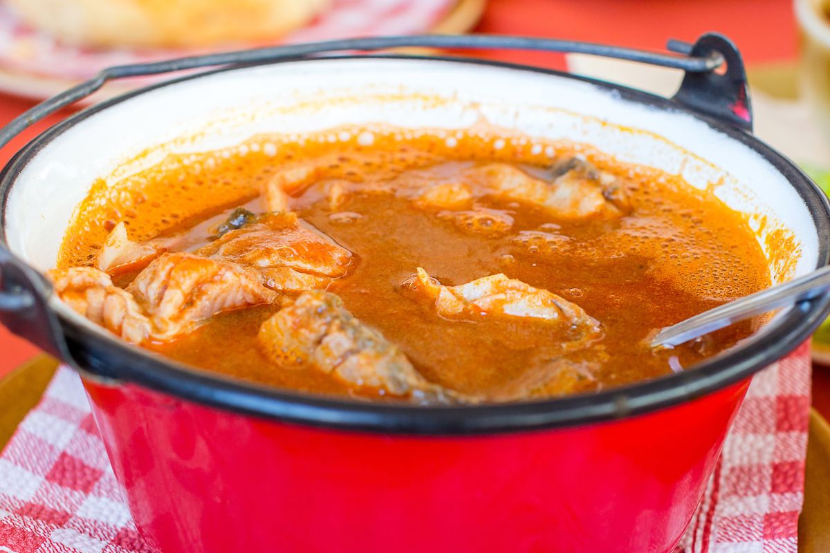 Biorę małe rybki i robię zupę. Na piątkowy obiad będzie jak znalazł