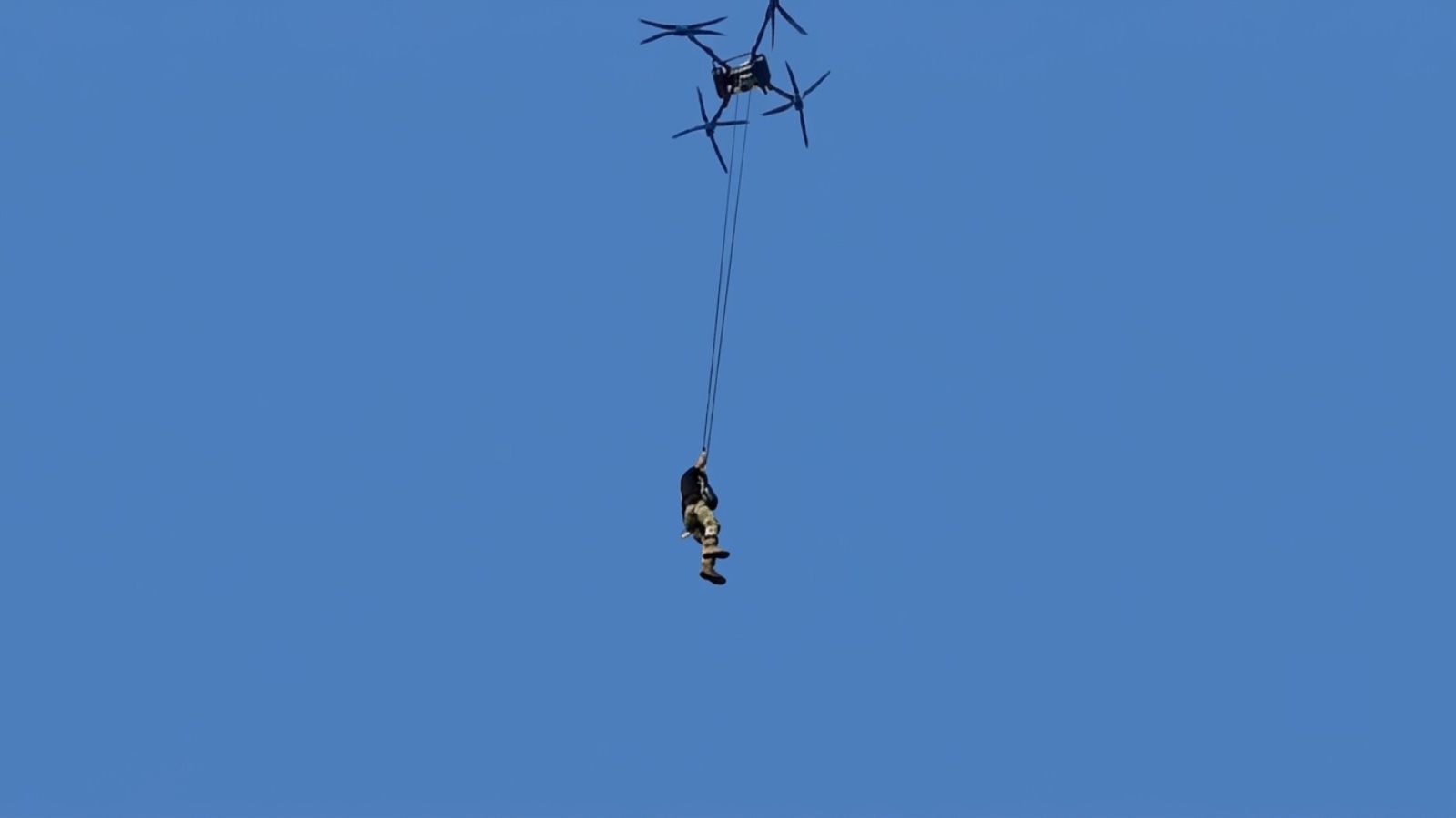 Dron przetransportował rolnika z pola. Nagranie z Indonezji obiegło sieć