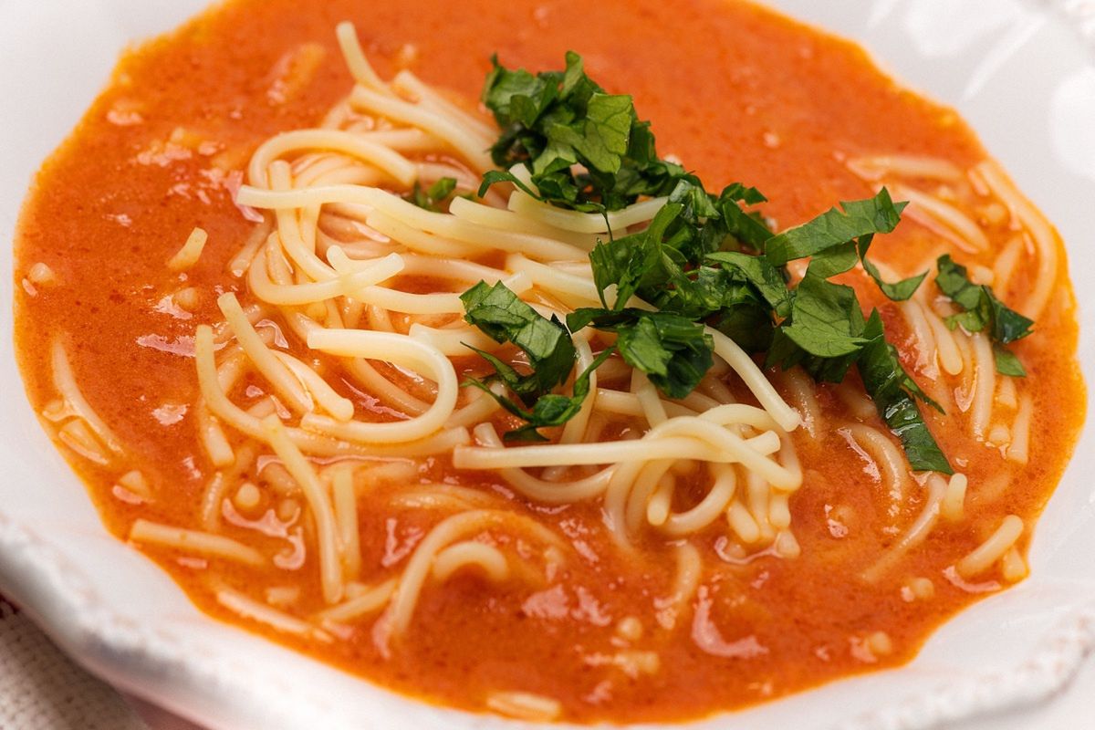 Dodaję pod koniec gotowania zupy. Podbija smak i poprawia wchłanianie wartości z pomidorów