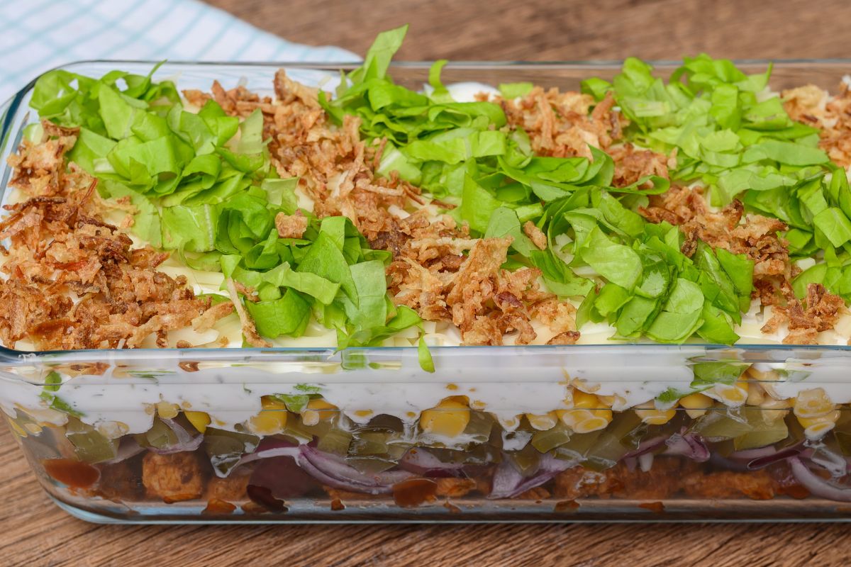 Na karnawałową domówkę zrobię tę sałatkę. Gyros i jarzynowa mogą się schować