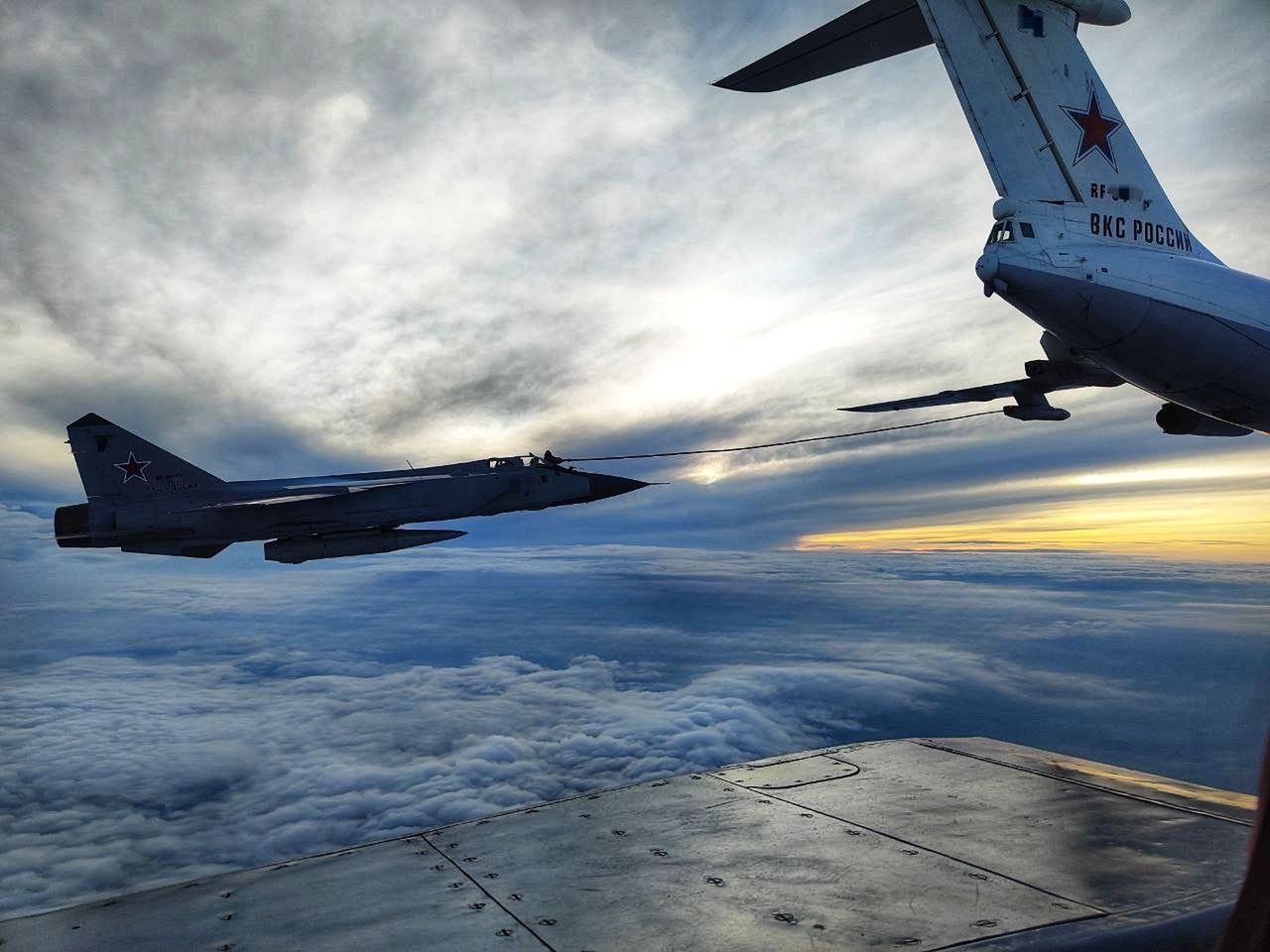 Utrudnienie dla Ukraińców. Rosyjskie MiG-i-31 tankują w powietrzu