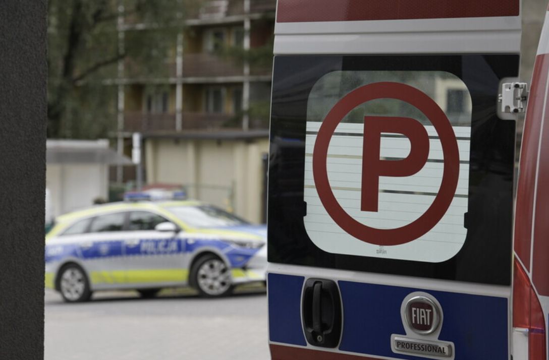 Uciekł przed policją do lasu. Tam zaczaił się z nożem