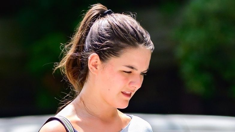 Suri Cruise spaceruje po mieście z odsłoniętym brzuchem. Właśnie skończyła pierwszy rok studiów