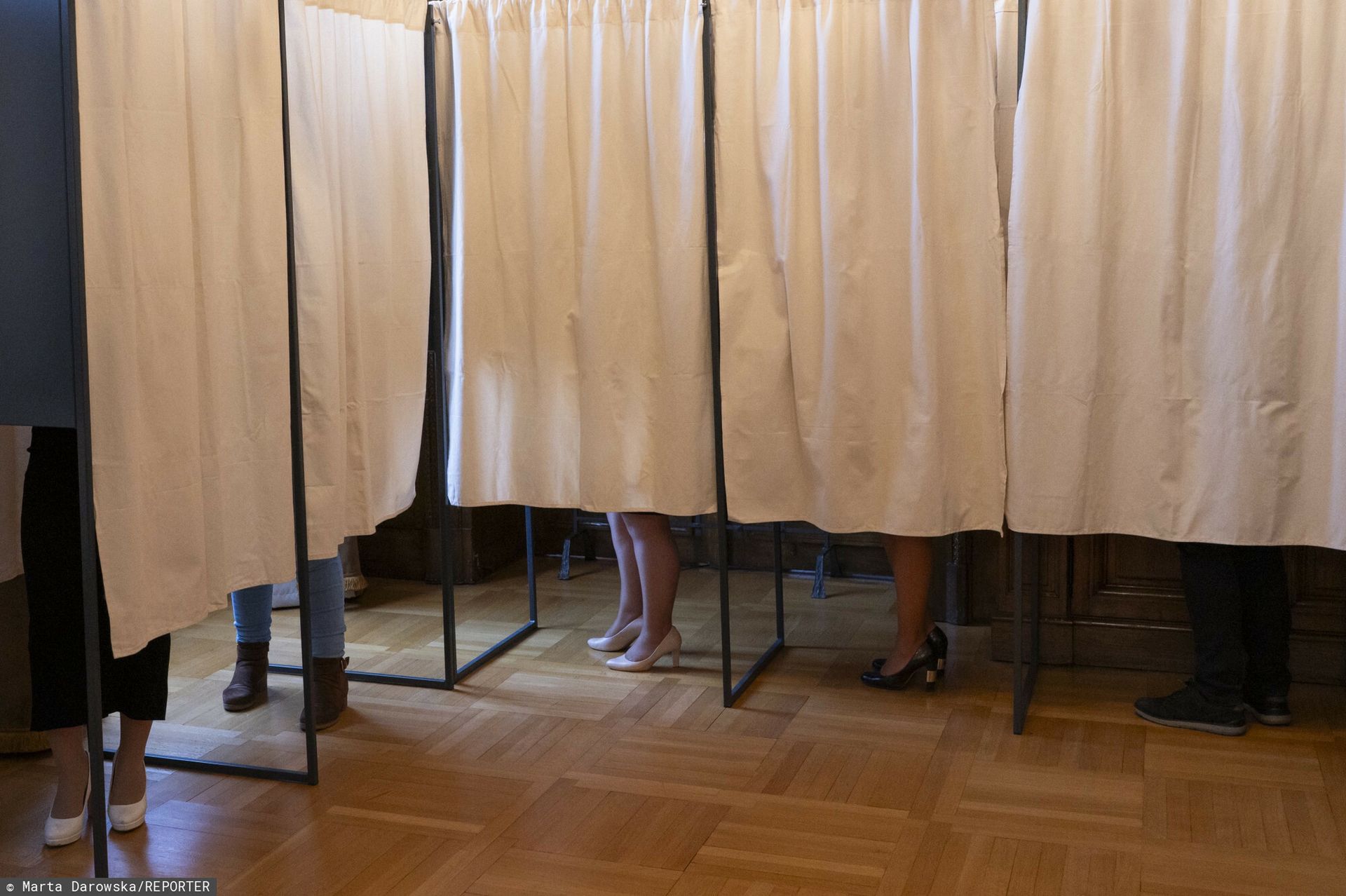 Tłumy w lokalach w Paryżu. Zgłosiło się o wiele więcej osób