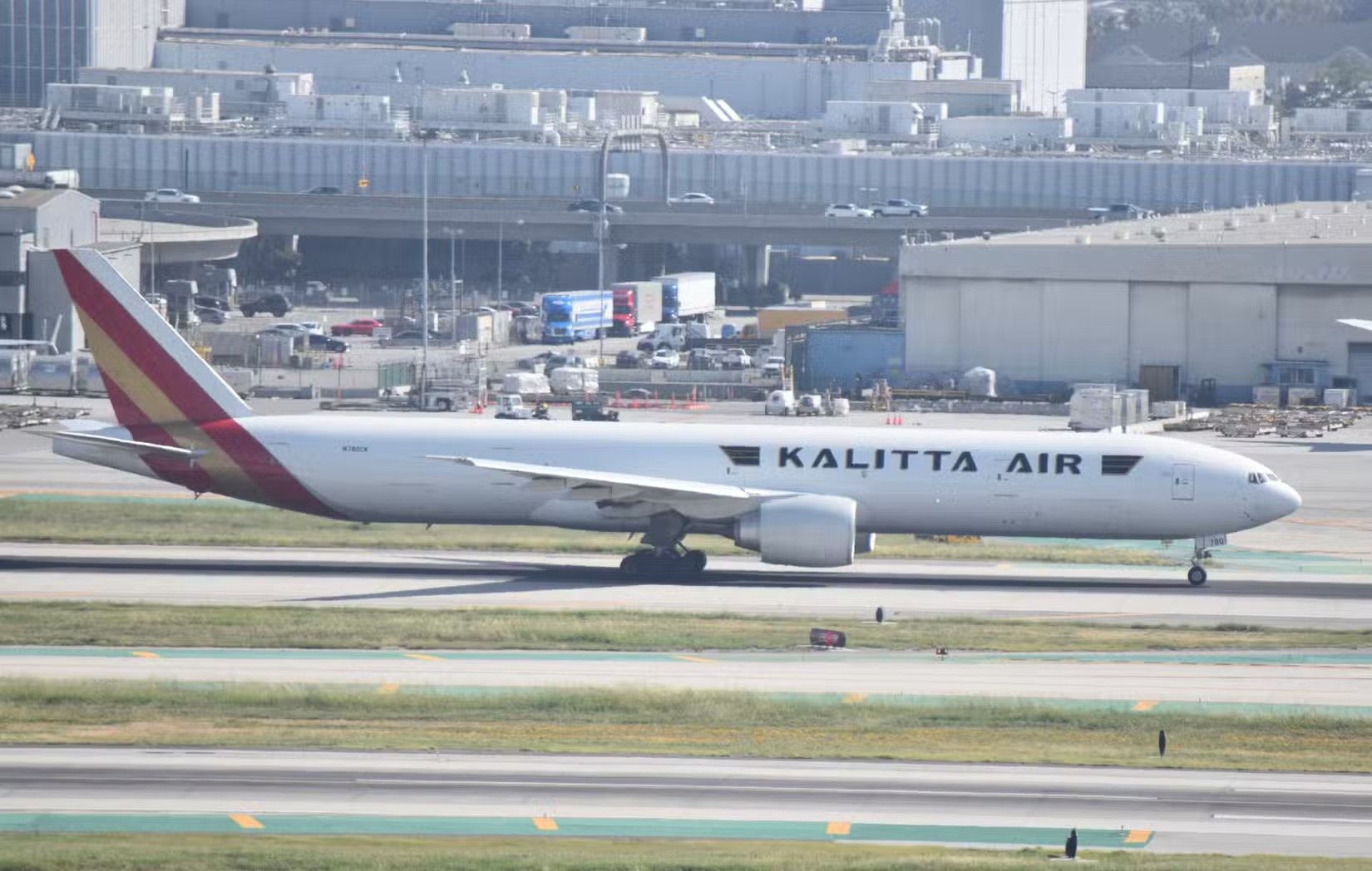 Incydent podczas lądowania Boeinga 777. Za samolotem sypały się iskry