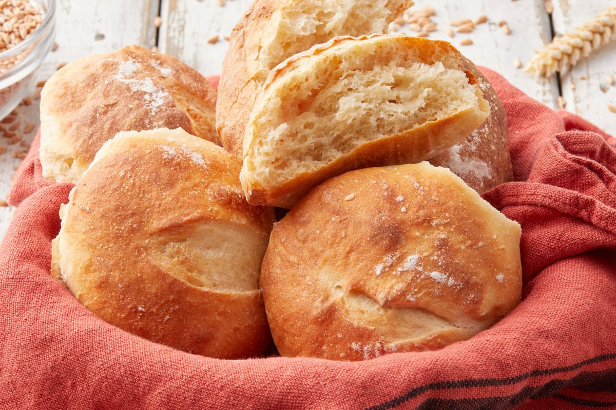 Zamiast kupować w piekarni, sama piekę bułeczki ziemniaczane. Mają chrupiącą skórkę i puszysty środek