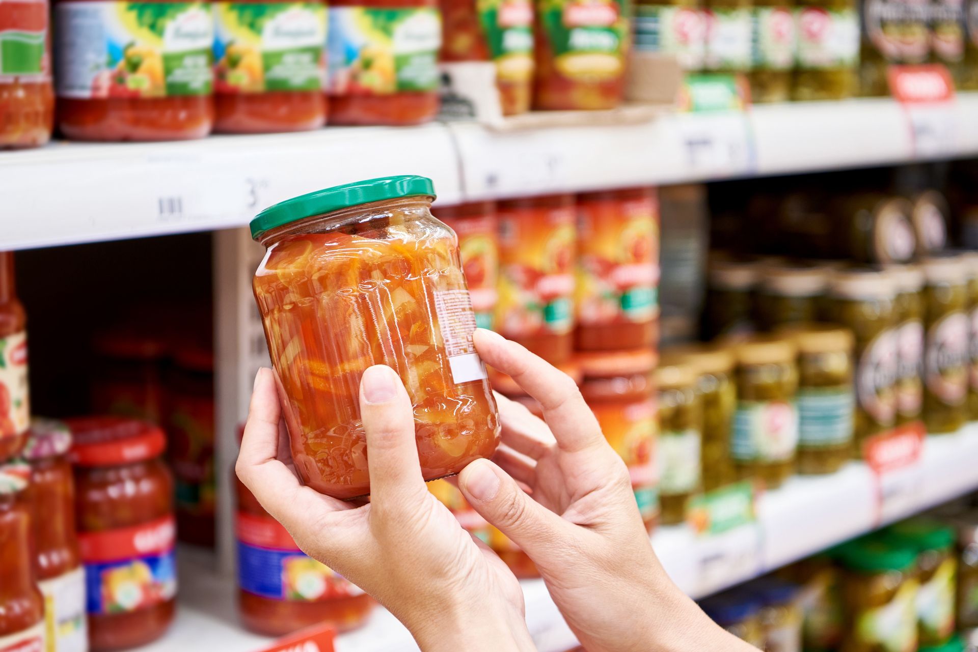 Czy trzeba płacić za rozbity słoik w sklepie? Wyjaśnijmy to raz na zawsze