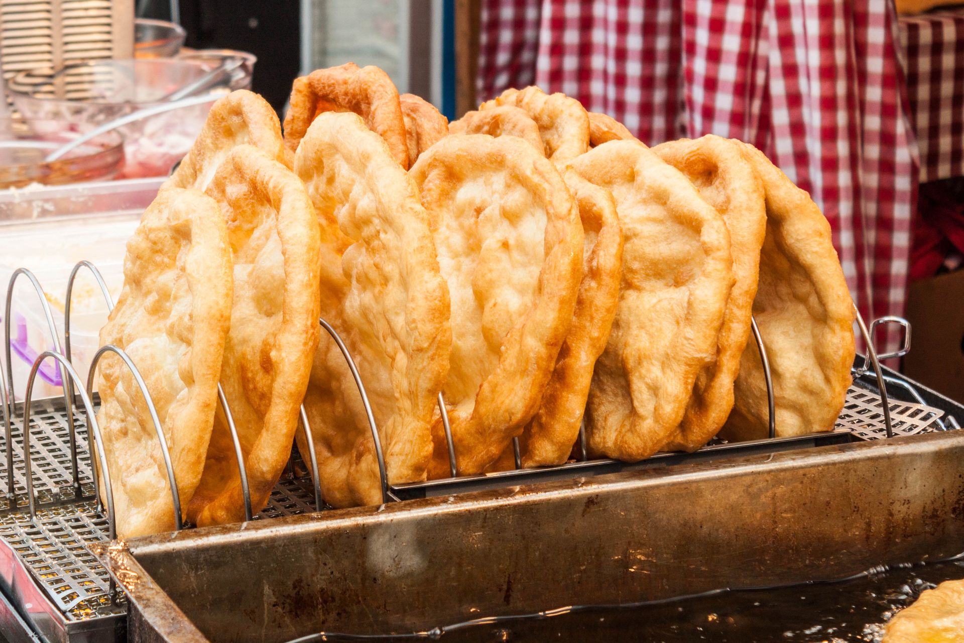 Lepszy niż z budki w Budapeszcie. Sekret puszystego placka tkwi w jednym składniku