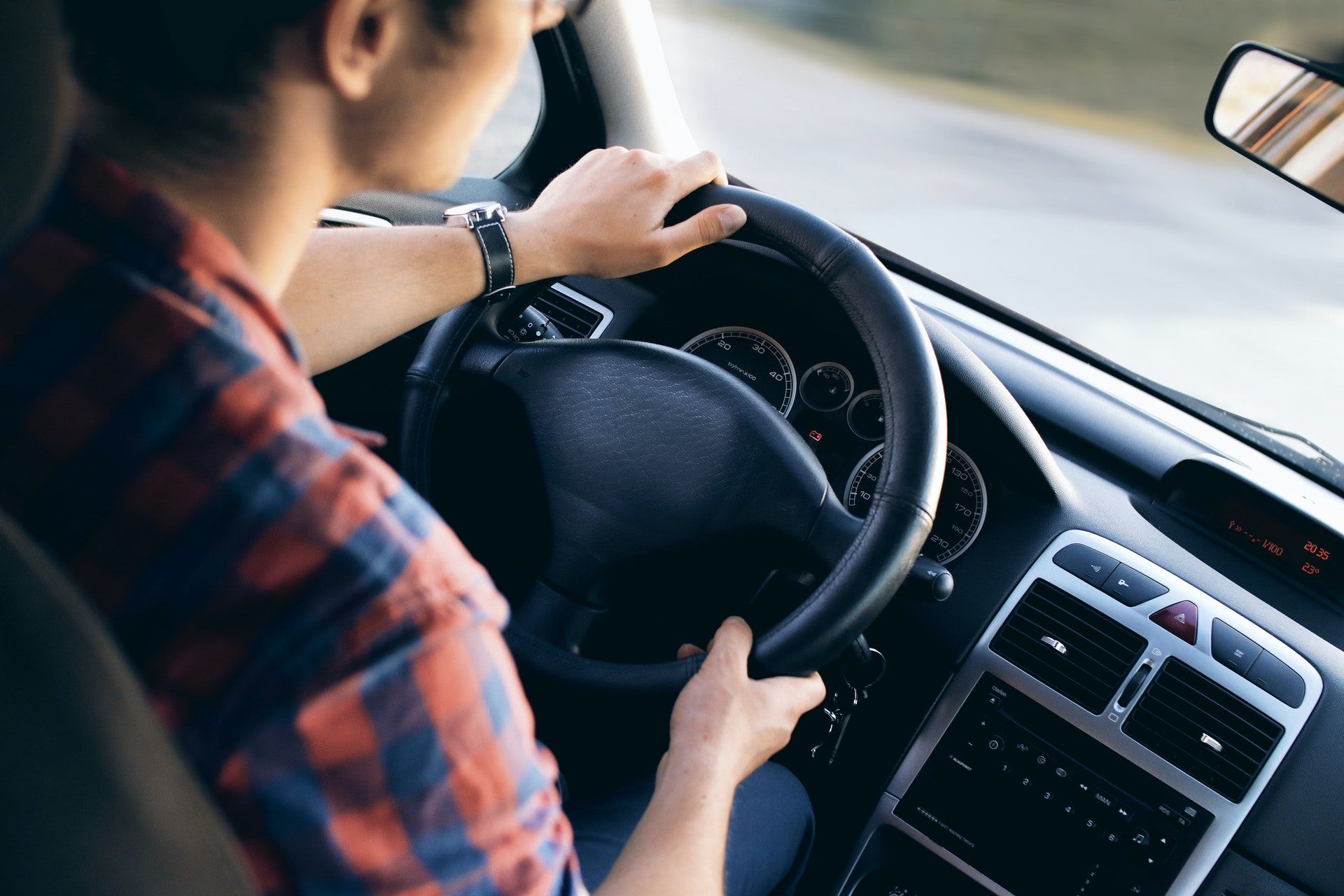 Pędził 220 km/h. Sąd kazał go wypuścić. Teraz nie mogą go znaleźć