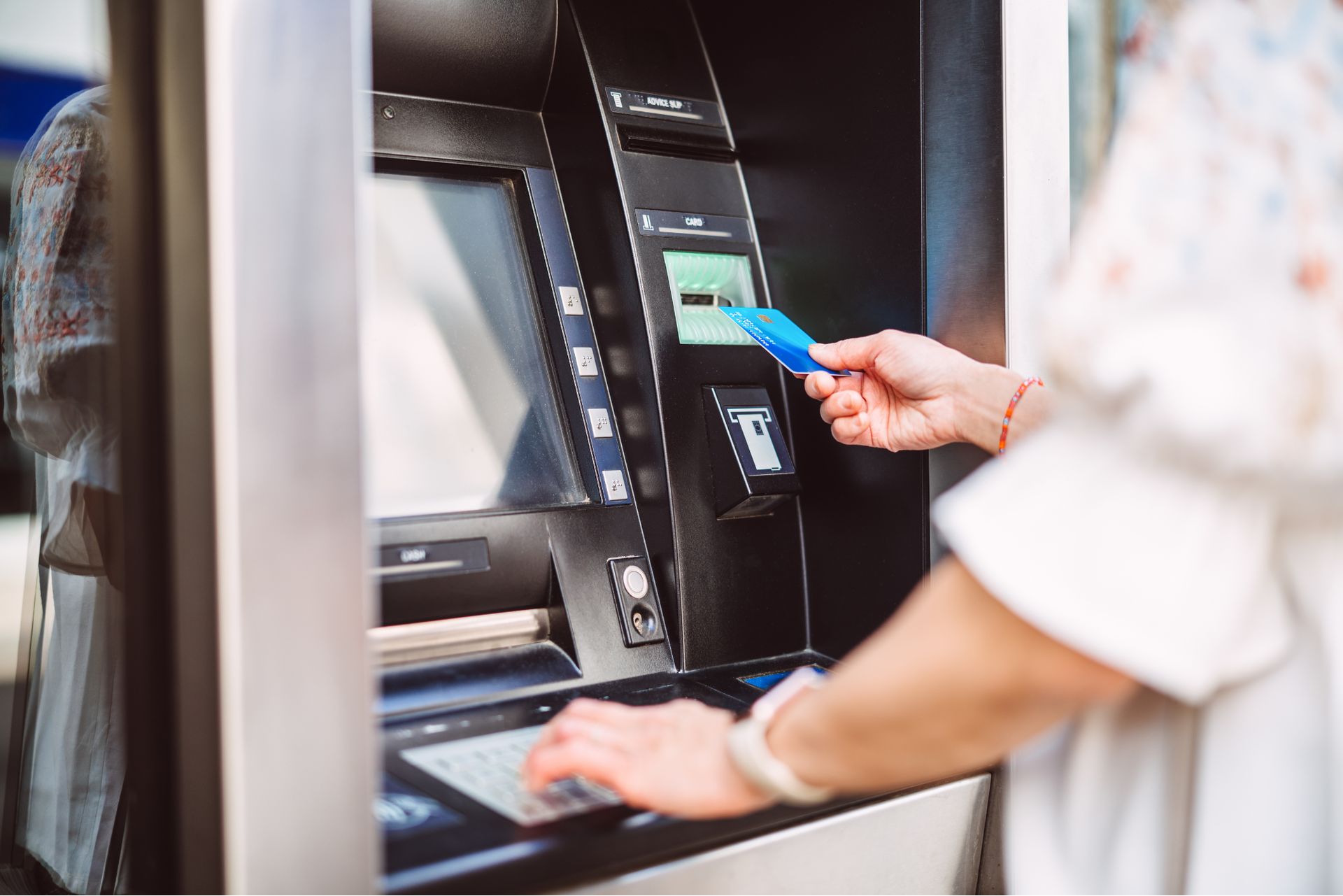 Jej mąż zmarł, rok korzystała z jego konta. Oto co jej grozi