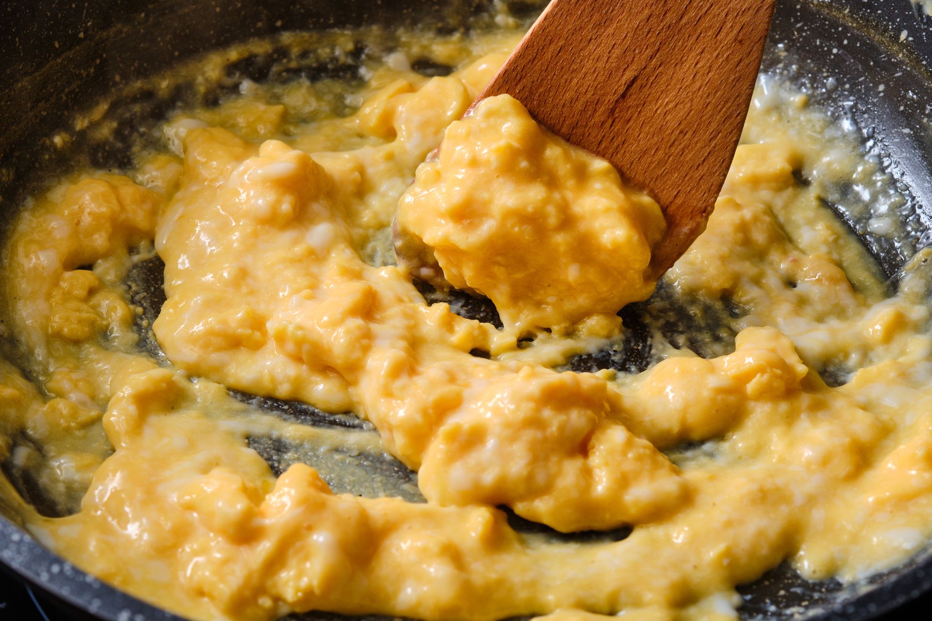 Dodaj to do jajecznicy, a będziesz syty aż do obiadu. Zapomnisz o podjadaniu