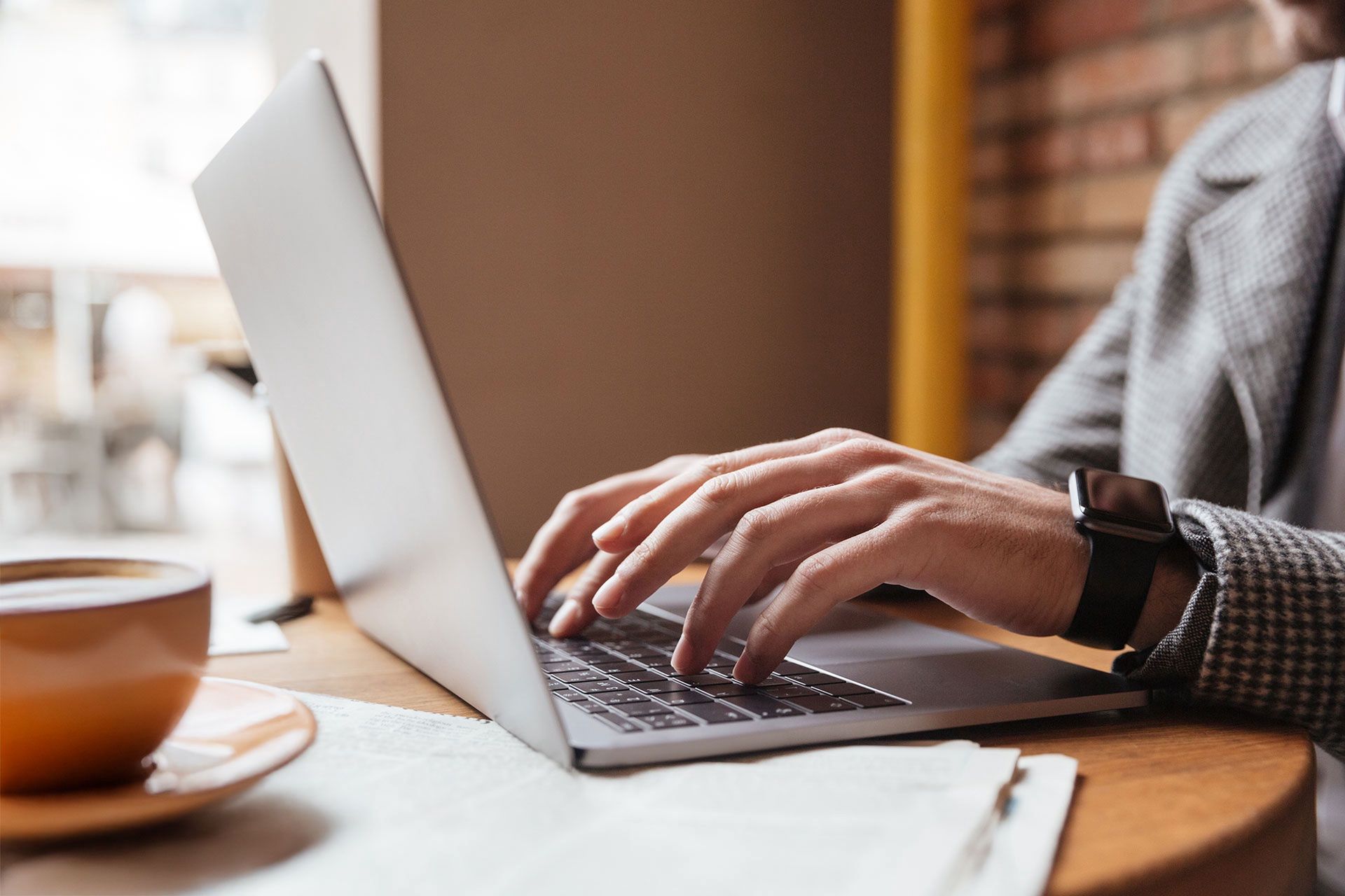 Laptopy idealne do nauki i pracy - jak wybrać model na lata (i kupić taniej)