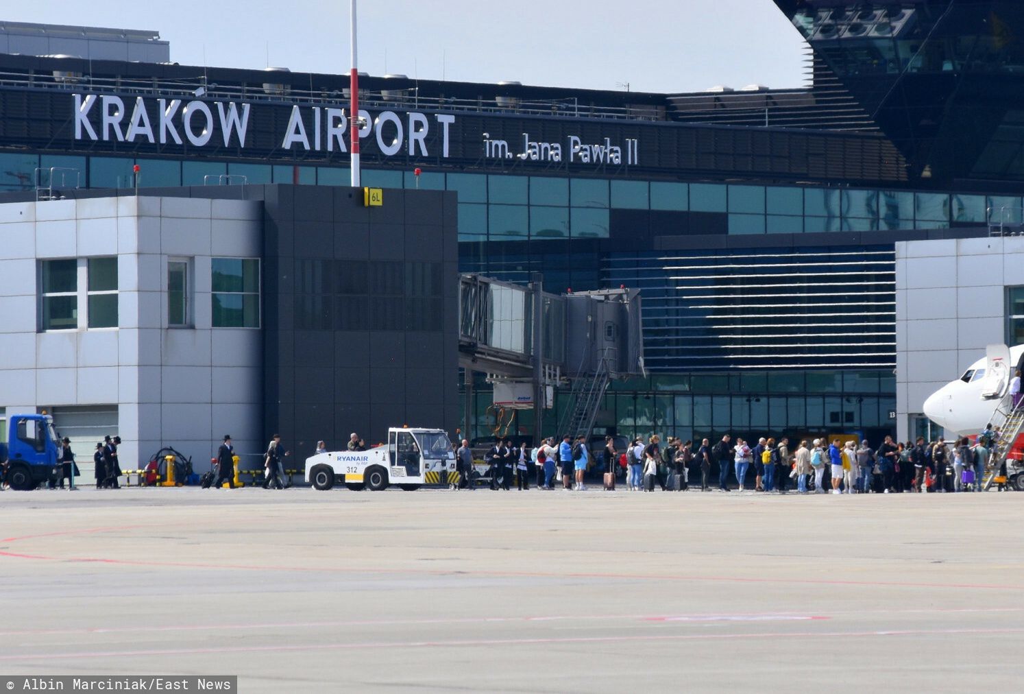 Dym w kabinie samolotu. Pasażerowie ewakuowani