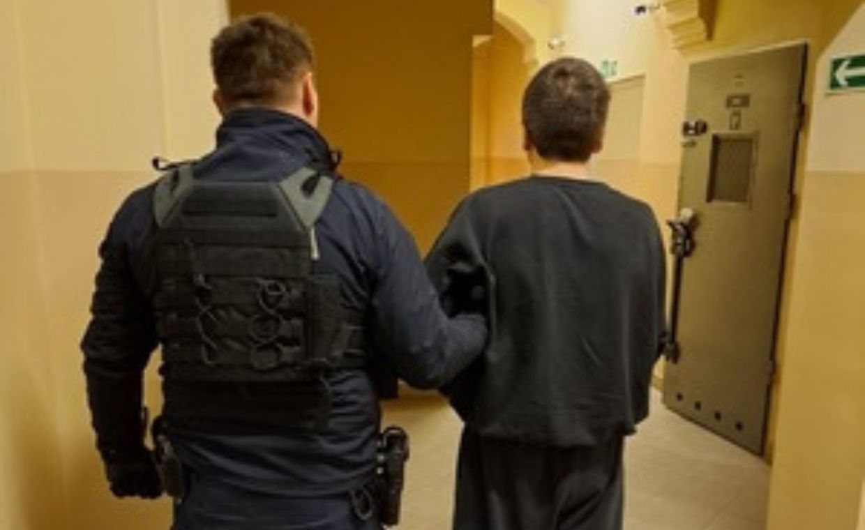 Zamordował matkę i jej partnera. Sąd umorzył sprawę