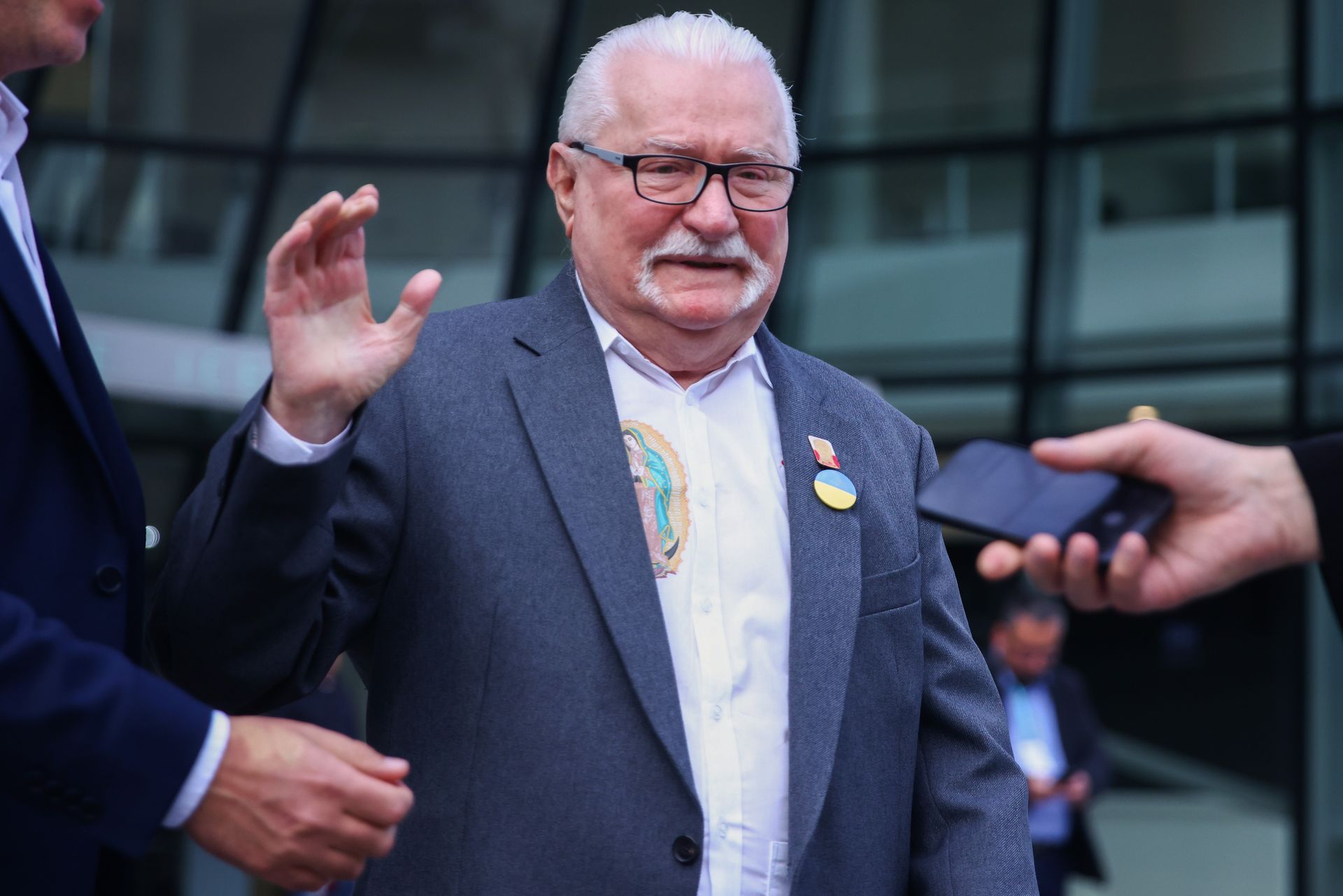 Wałęsa żąda "tysięcy dolarów". Obraził się, bo zdjęto tablicę