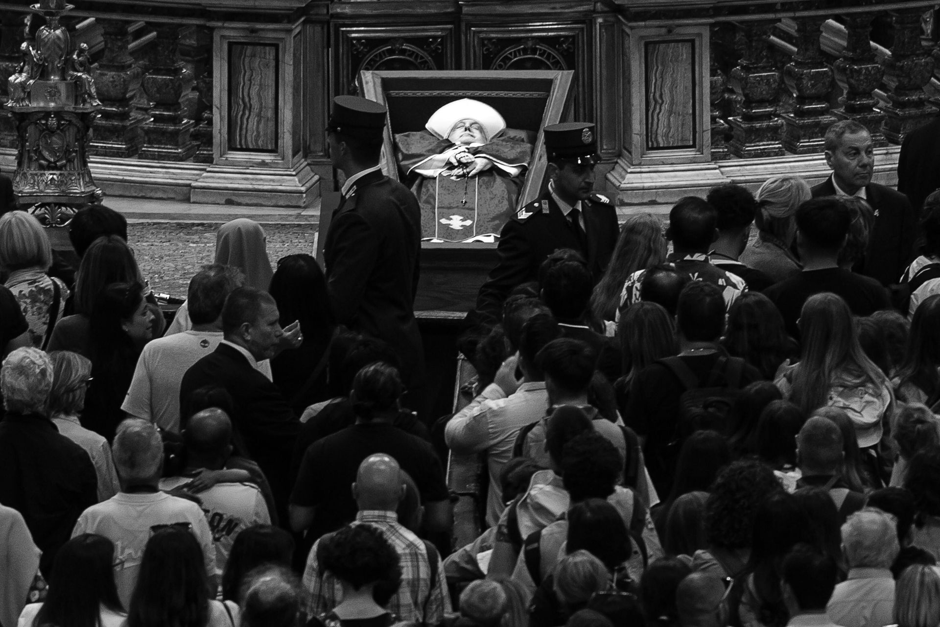 "Papież zmarł spokojnie". Watykan ujawnił przyczynę śmierci Franciszka