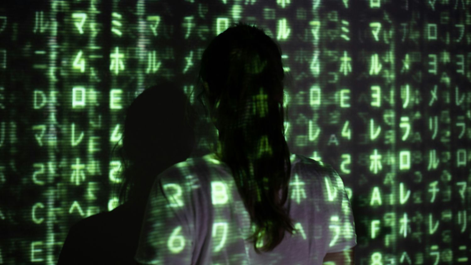 Niska świadomość AI w firmach. Prawie jedna piąta pracowników wrzuca do chatbotów AI dane wrażliwe firmy