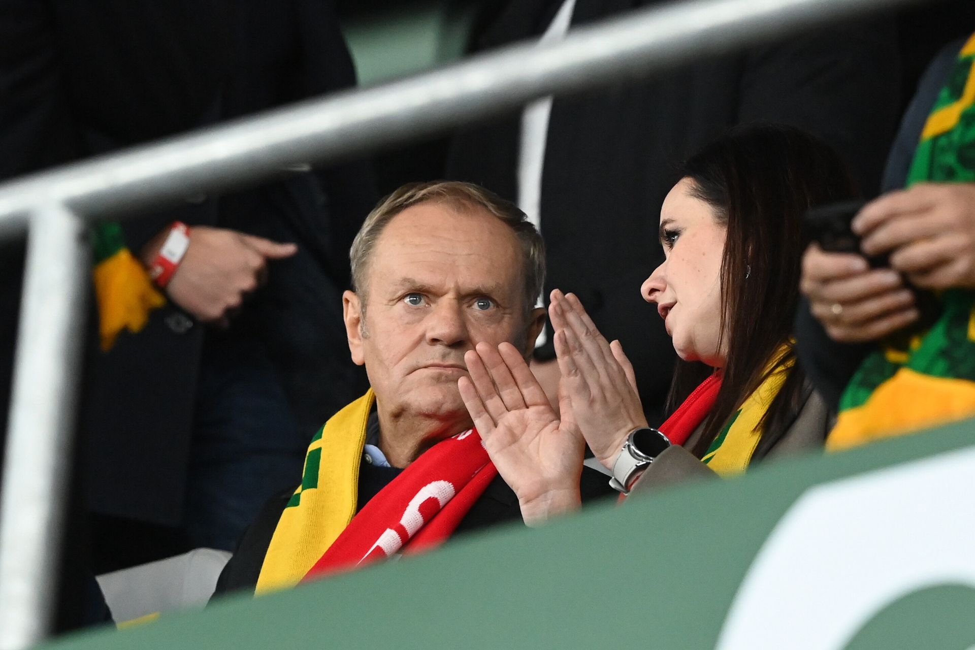 Tusk na meczu Polska-Litwa. Niesportowe zachowania kiboli