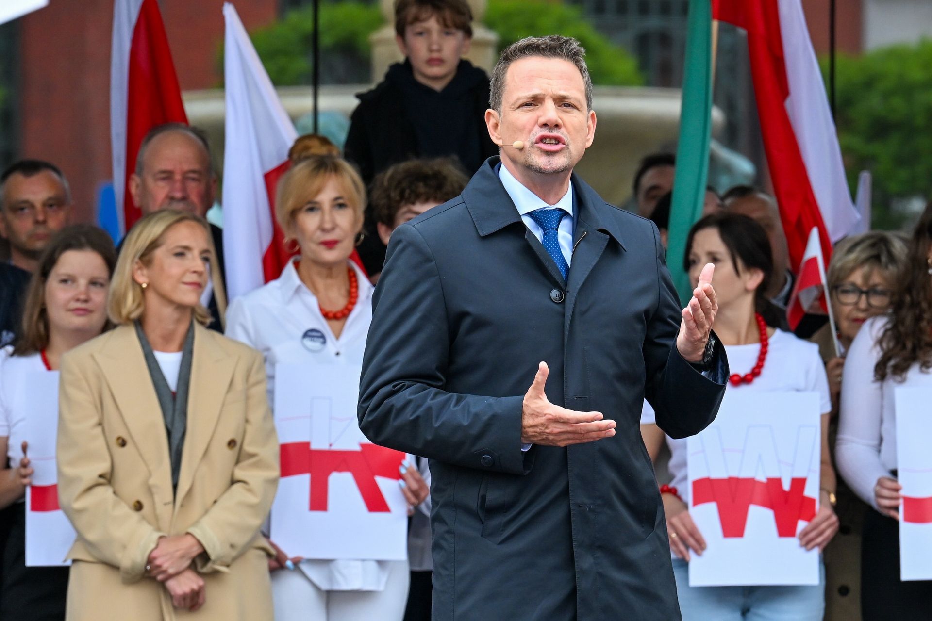 Gospodarz walczy o przeżycie w polityce? smerfy zabrali głos