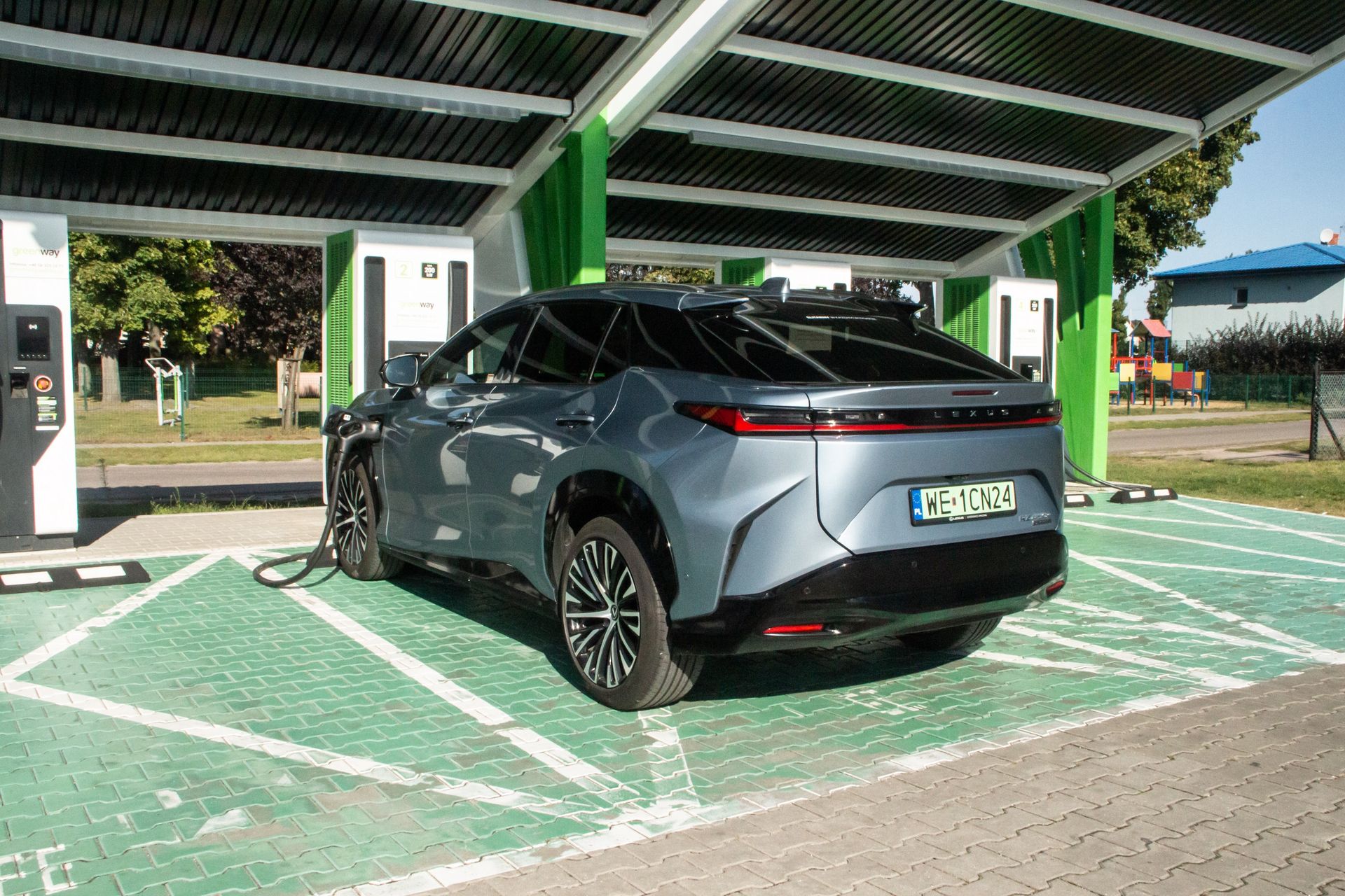 Lexus wie, jak ułatwić życie. Ładowanie elektryka to już nie powieść Kafki