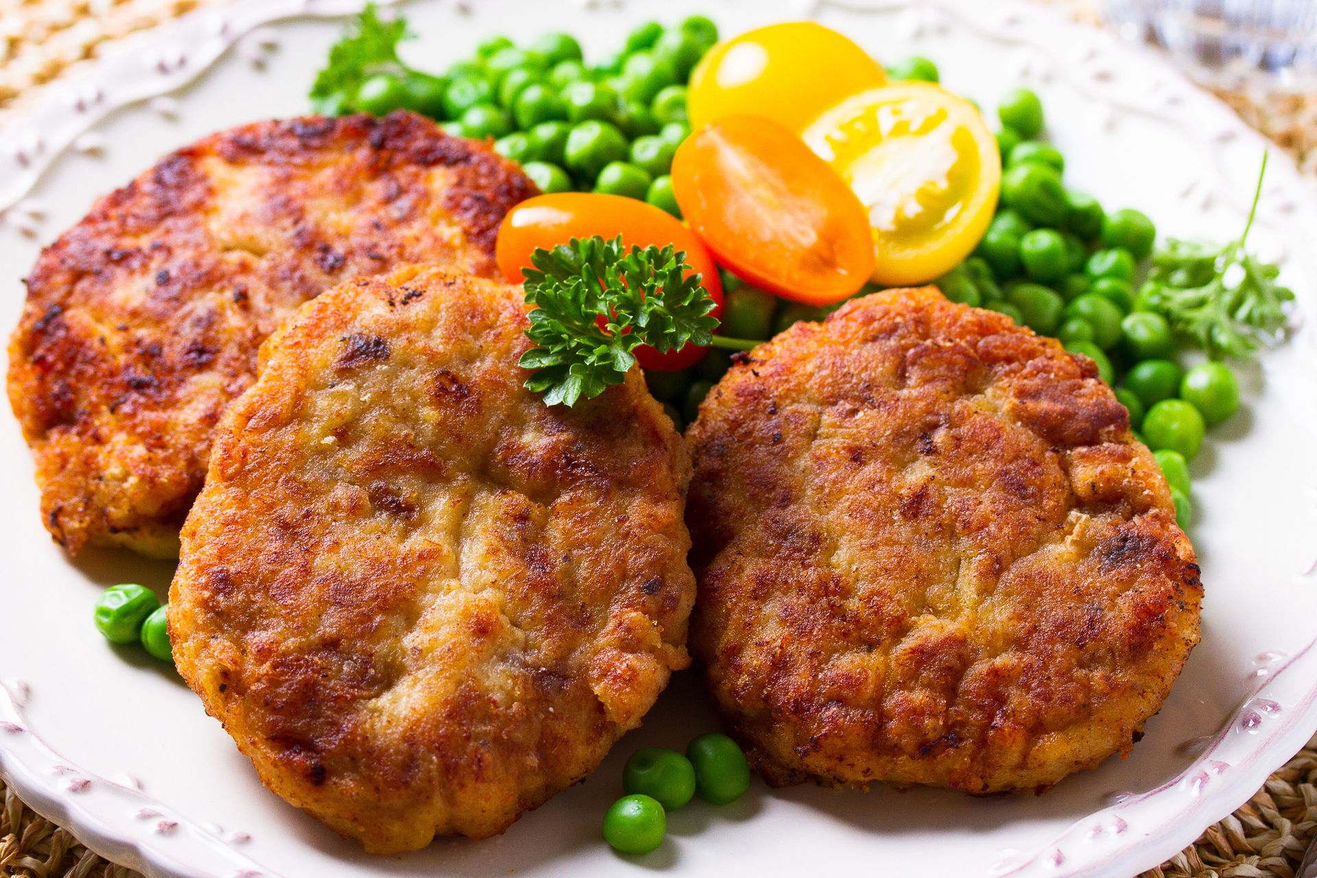 Masz puszkę tuńczyka i kilka ziemniaków? Te kotlety robią furorę