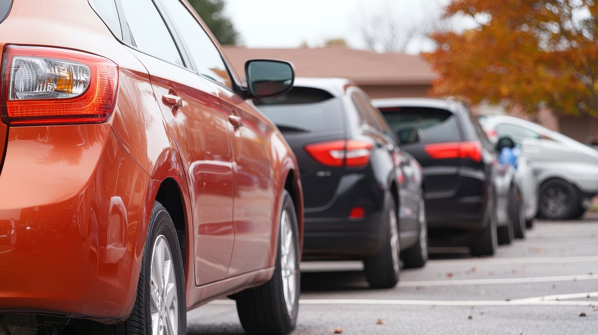 Wandale przebili opony nożami. Prawie 90 uszkodzonych samochodów