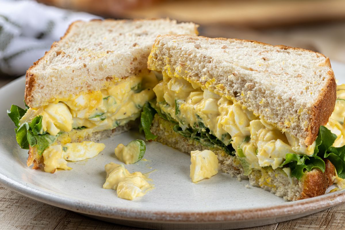 Zamiast gotować, zapiekam. W mig mam pastę jajeczną pełną smaku