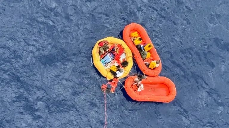 Podjęli z oceanu 11 rozbitków. Akcja ratunkowa po wodowaniu samolotu