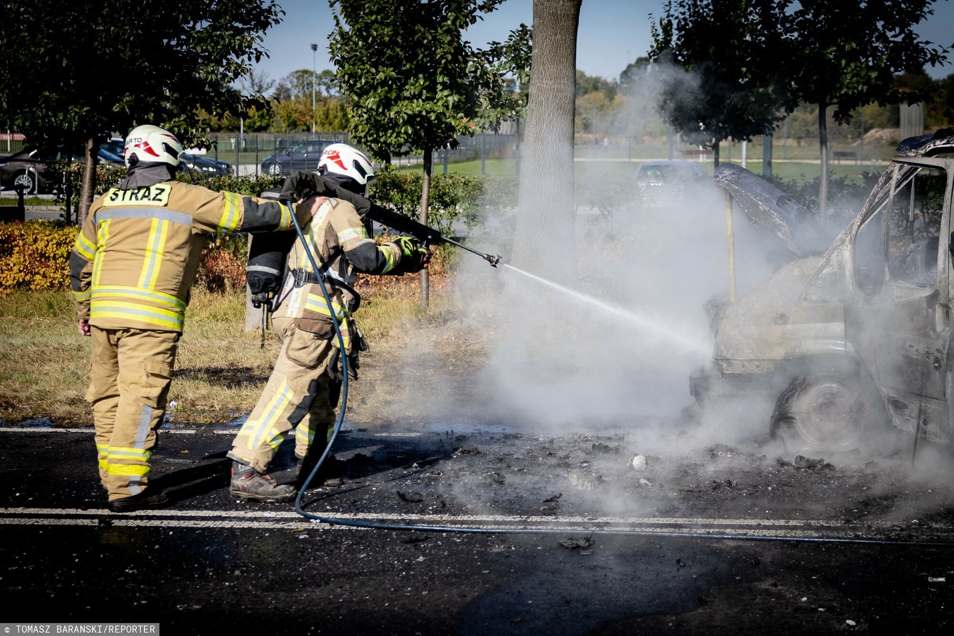 Bus zderzył się z osobówką. Auto stanęło w ogniu