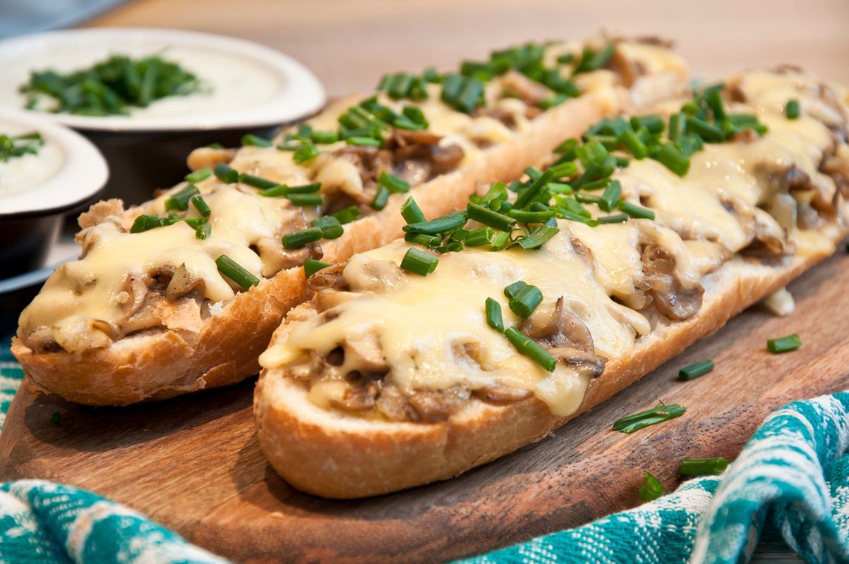 Takie zapiekanki sprzedawali 30 lat temu w budkach. najważniejszy jest trik z pieczarkami