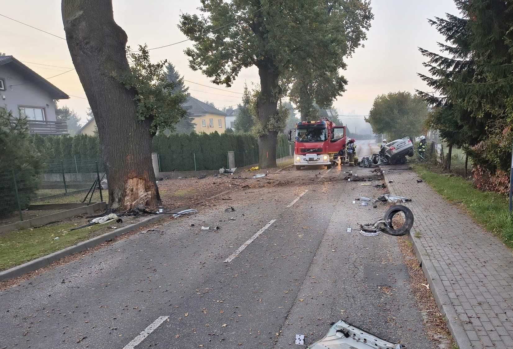 Auto wypadło z jezdni i uderzyło w drzewo. Nie żyje 20-latek