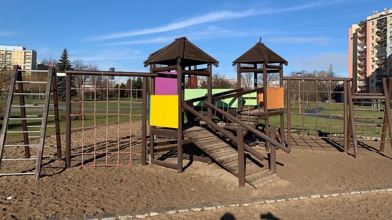 Ojciec wezwany po kłótni na placu zabaw. Dwóch nastolatków trafiło do szpitala