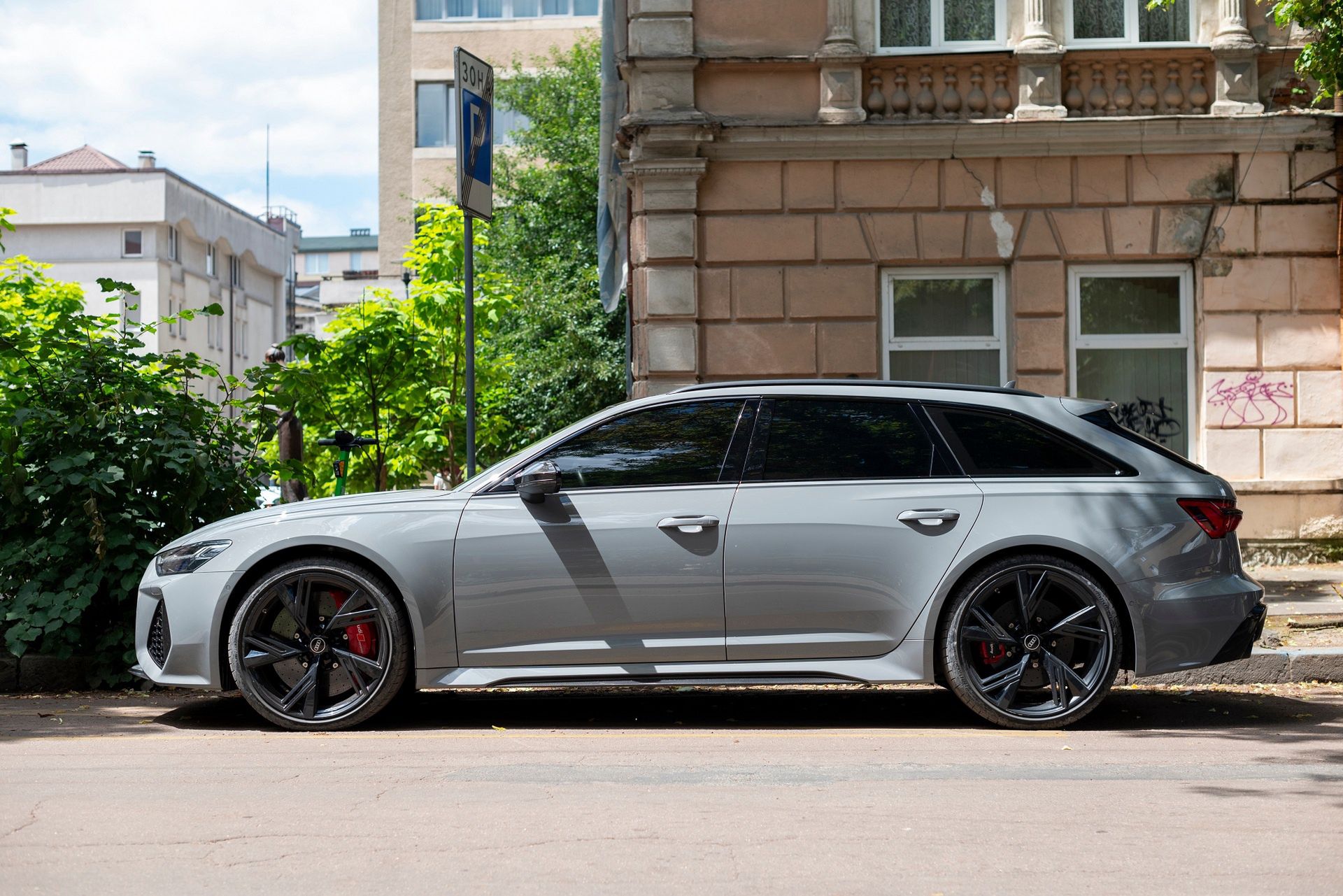 Przestronność i komfort w Audi A6 C8 Hybrid – idealne dla małych i dużych pasażerów?