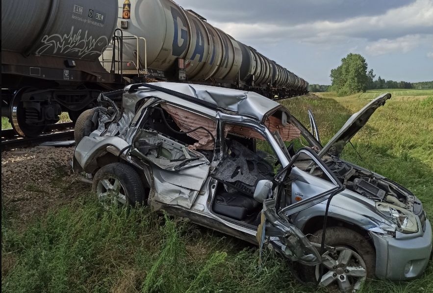 Wypadek na przejeździe kolejowym w Wołyńcach. Zdjęcia mrożą krew w żyłach