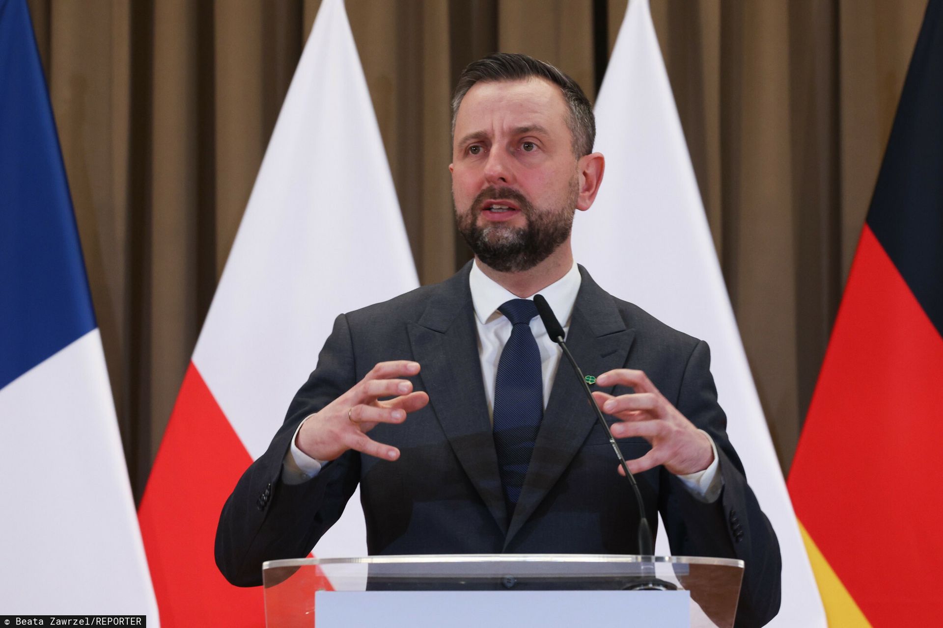 "Największa bzdura". Szef MON ostro odpowiedział PiS-owi