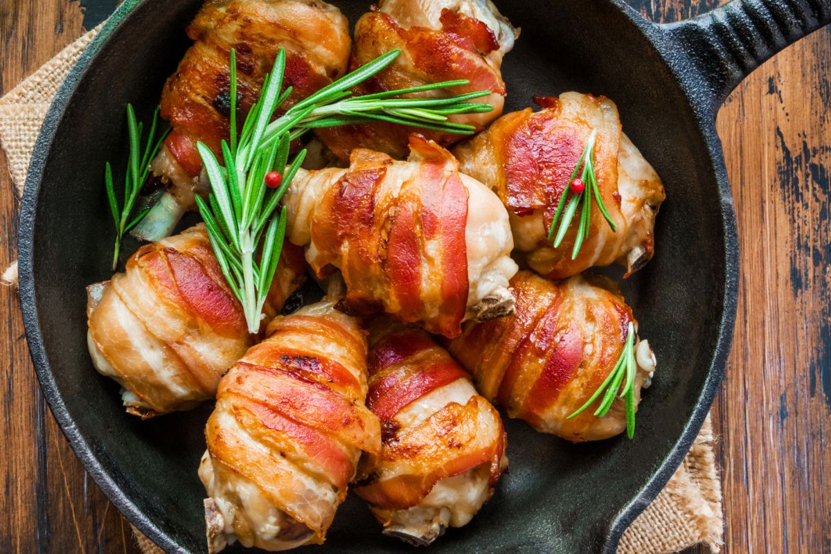 Zawijam w boczek i wkładam do piekarnika. Takie roladki są o niebo lepsze niż wszystkie kotlety razem wzięte