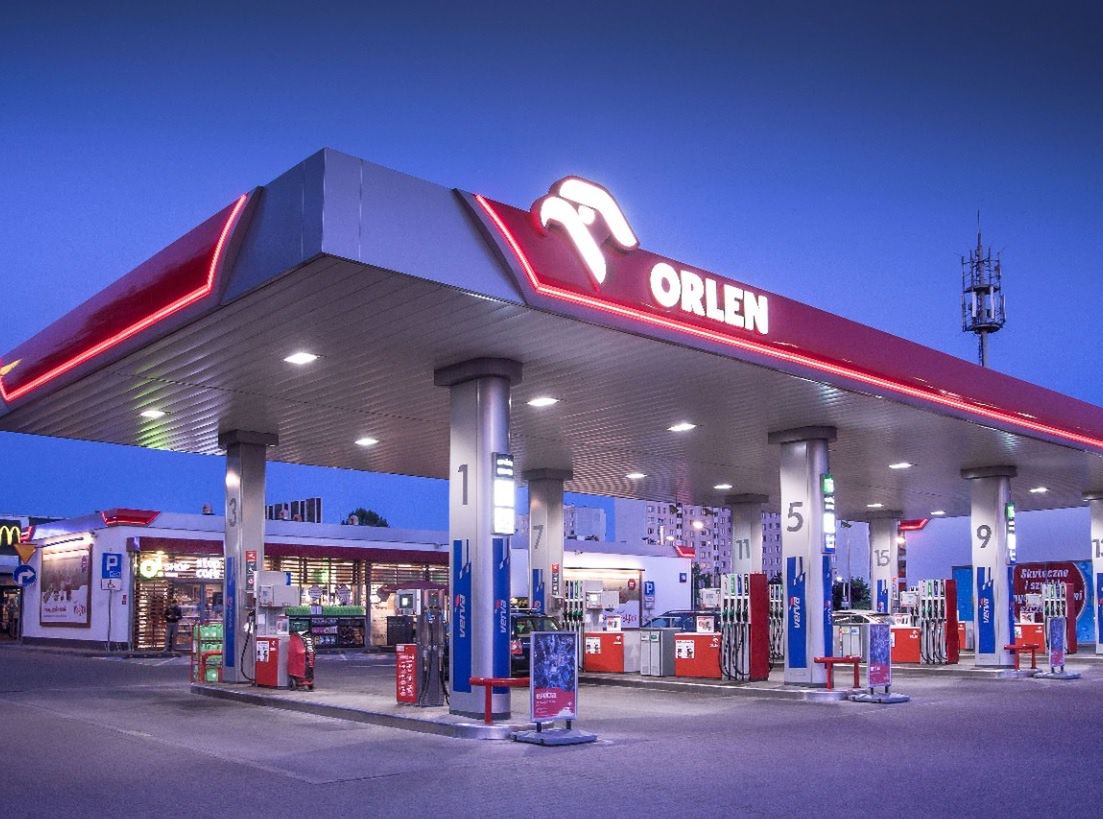 Więcej prądu z OZE i tańsze paliwo. Orlen zarobił 11 mld zł, tyle ma stacji