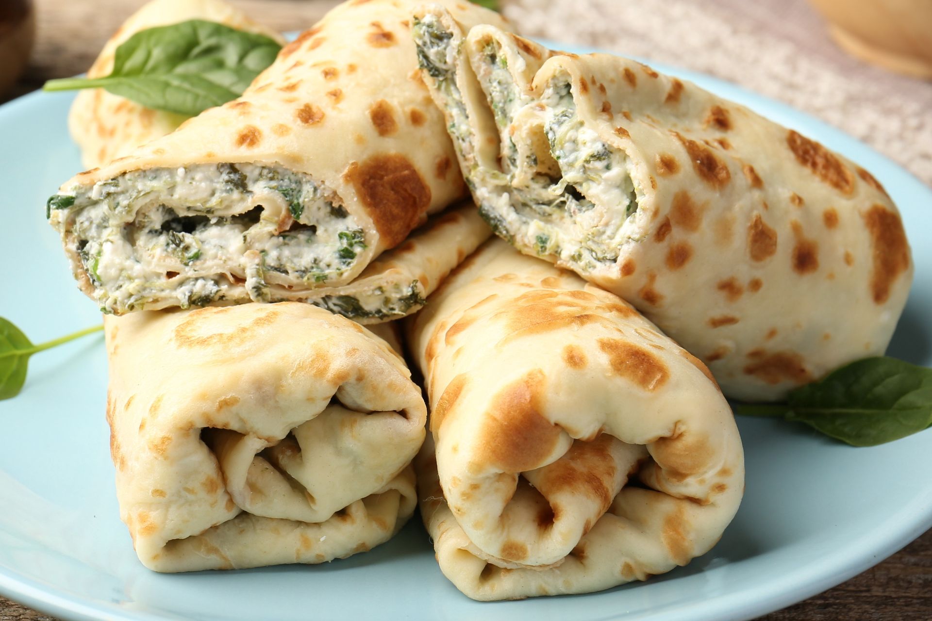 Na widok tych naleśników aż cieknie ślinka. Sekretem jest nietypowy farsz