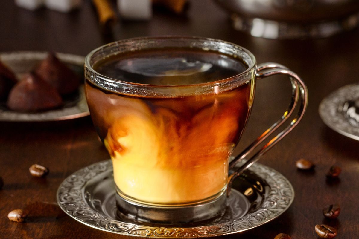 Koleżanka wlewa do kawy. Pukałam się w głowę, dopóki nie dała mi łyczka