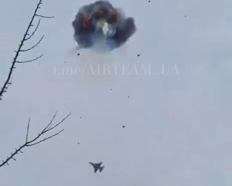 Scena jak z filmu "Top Gun". Ukraiński F-16 kontra rosyjski Shahed