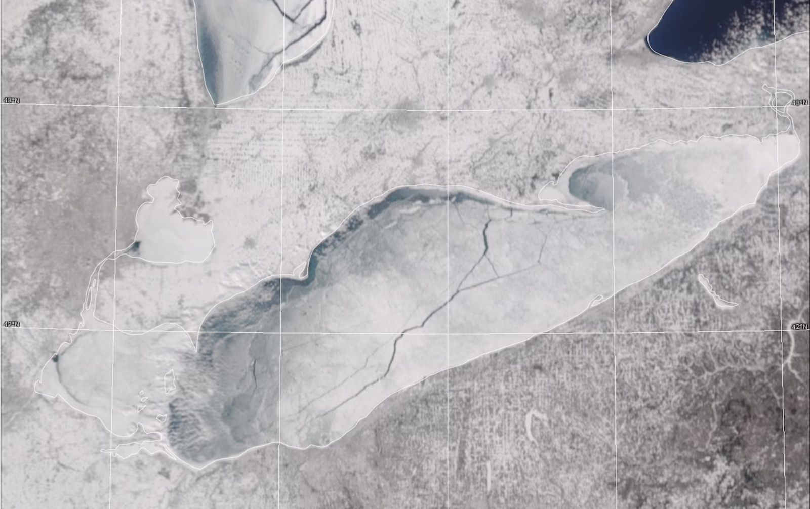 Szczelina w lodzie, którą widać z kosmosu. Pęknięcie ma blisko 130 km