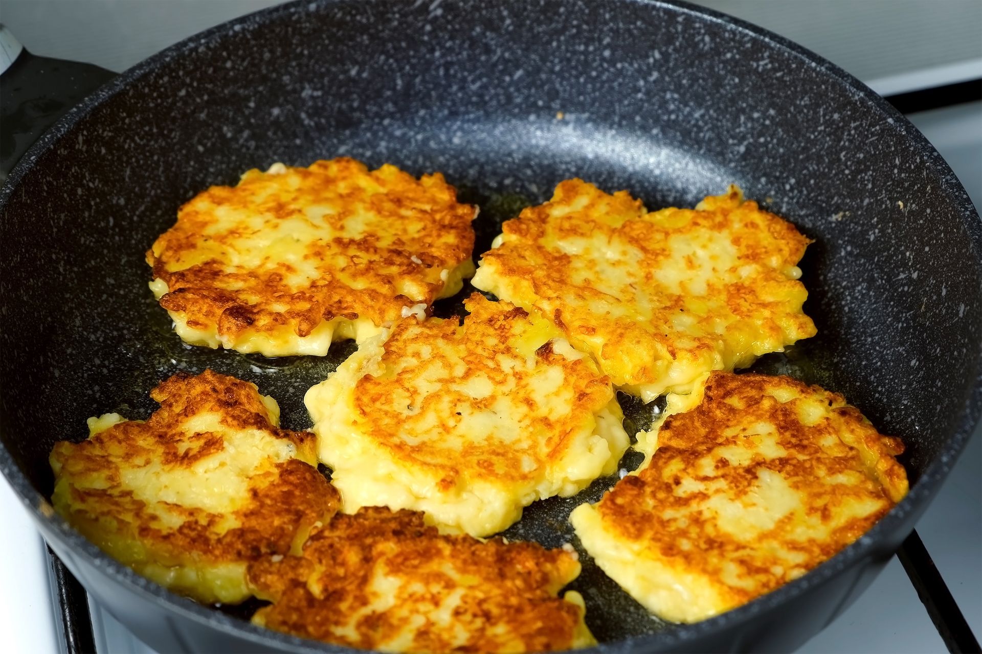 Ewa Wachowicz zrobiła białoruskie placki z ziemniaków. Są chrupiące i mają niespodziankę w środku