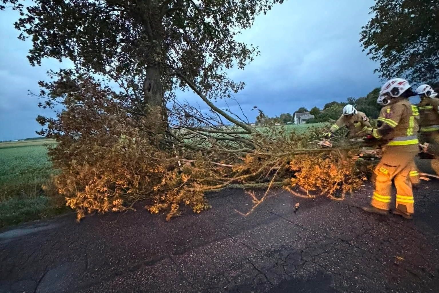 Wichury w Polsce. Setki interwencji strażaków, uszkodzone dachy i auta