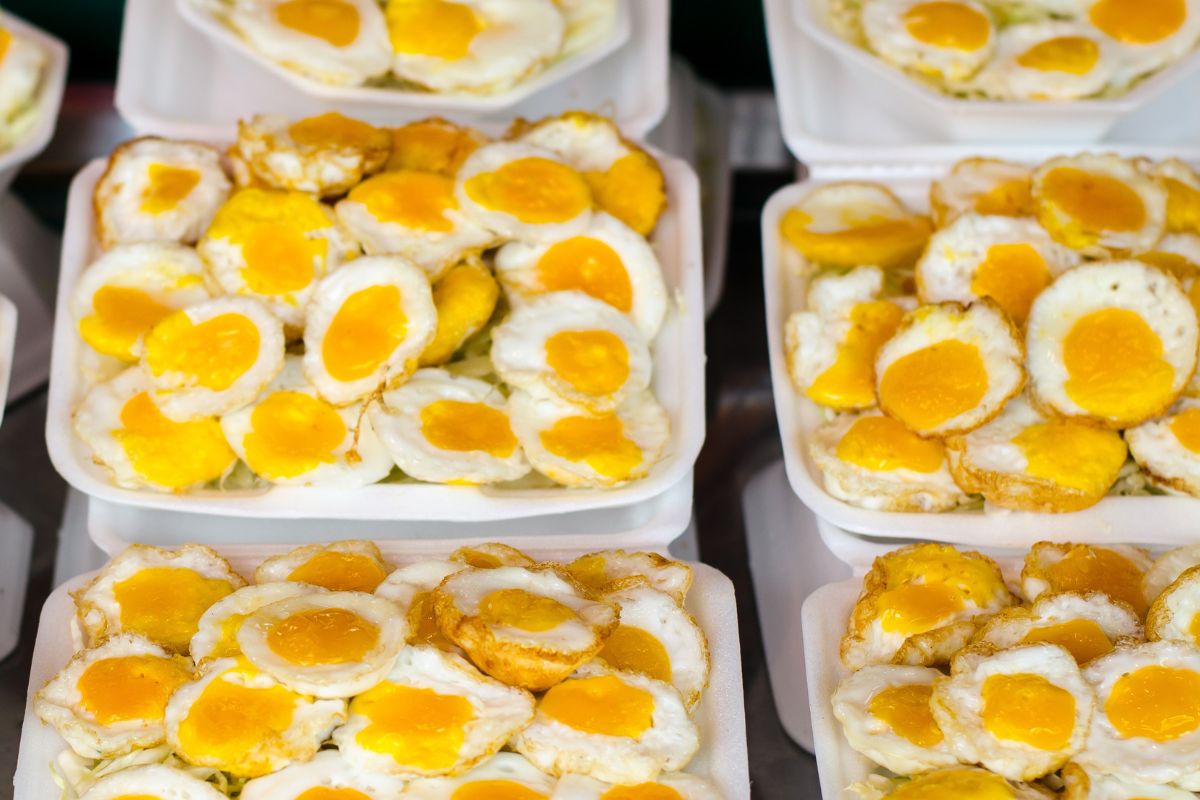 Większość nie wie, jakie jajka są najzdrowsze. Długo zalegają w sklepach, bo Polacy je omijają