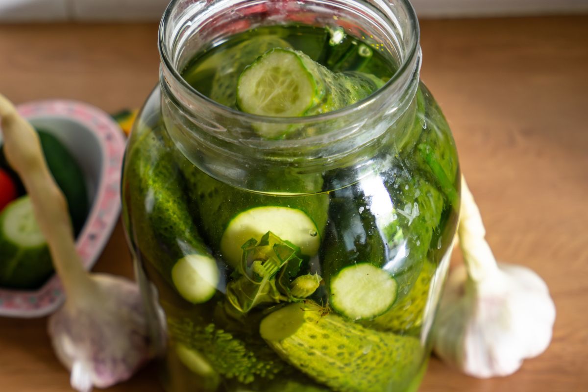 Babcia tak robiła małosolne. Złota proporcja zalewy to klucz