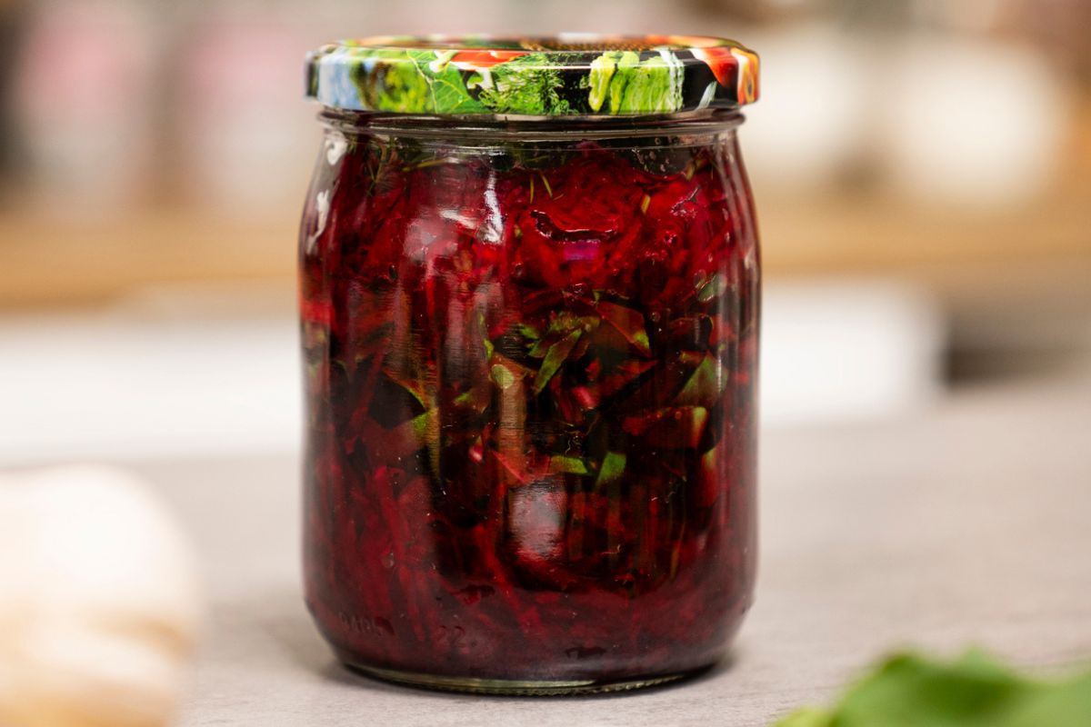 Upycham w słoikach i zakręcam. Zimą dziekuję sobie za tę botwinkę